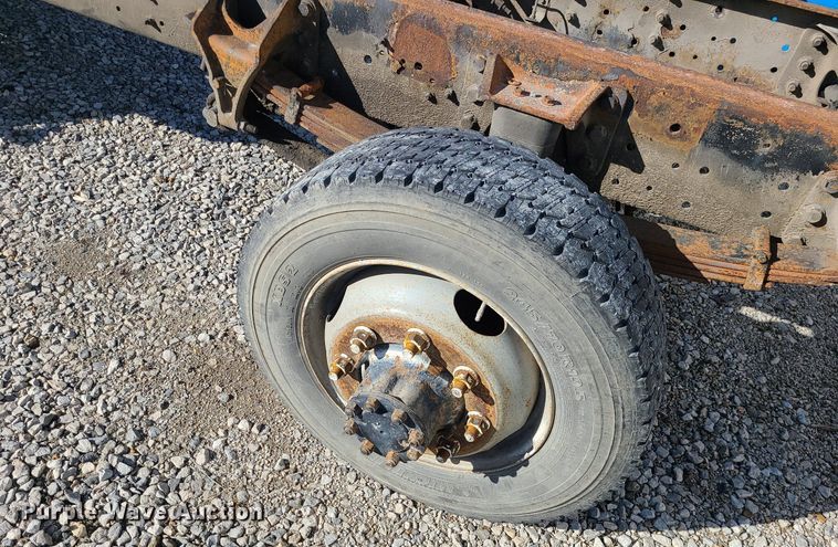 image for item JG9417 2004 International 4300  truck cab and chassis