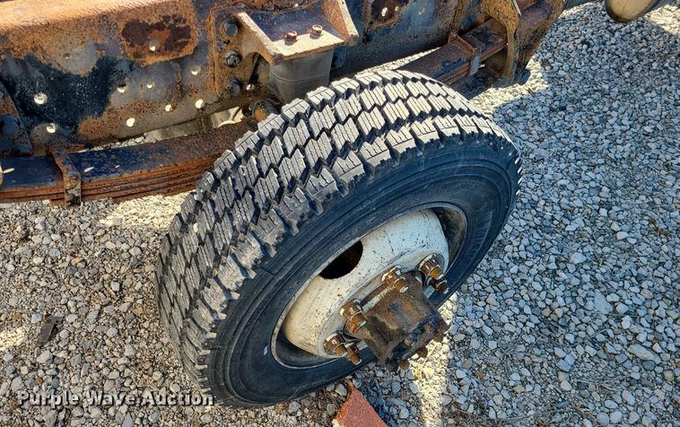 image for item JG9417 2004 International 4300  truck cab and chassis