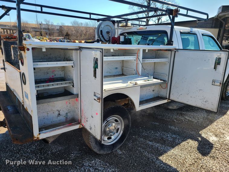 image for item JG9454 2013 Ford F250 Super Duty  Crew Cab utility bed pickup truck