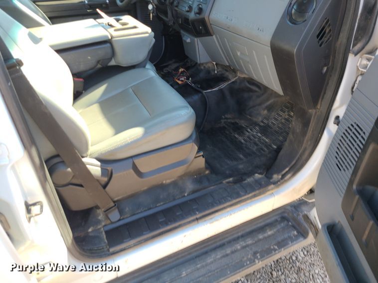 image for item JG9454 2013 Ford F250 Super Duty  Crew Cab utility bed pickup truck