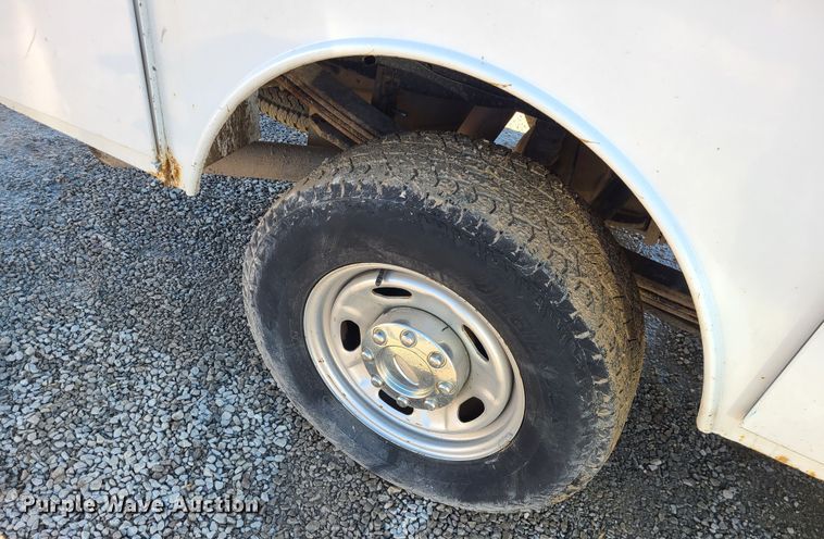 image for item JG9454 2013 Ford F250 Super Duty  Crew Cab utility bed pickup truck