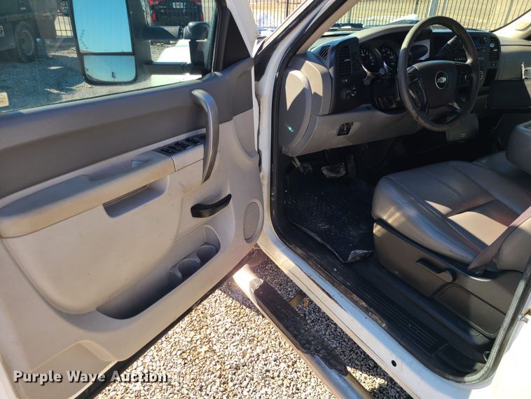 image for item JG9457 2013 Chevrolet Silverado 2500HD  Crew Cab utility bed pickup truck