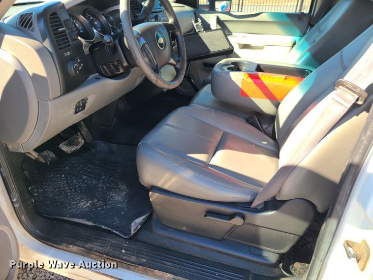 image for item JG9457 2013 Chevrolet Silverado 2500HD  Crew Cab utility bed pickup truck