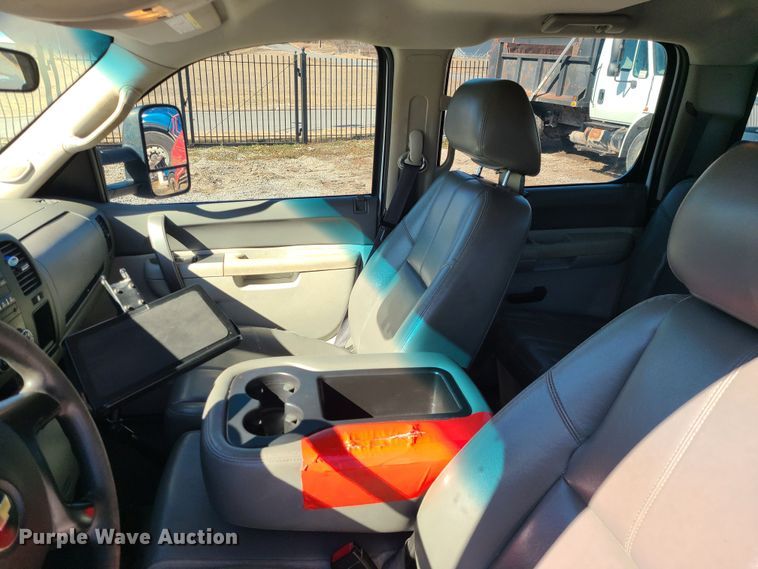 image for item JG9457 2013 Chevrolet Silverado 2500HD  Crew Cab utility bed pickup truck