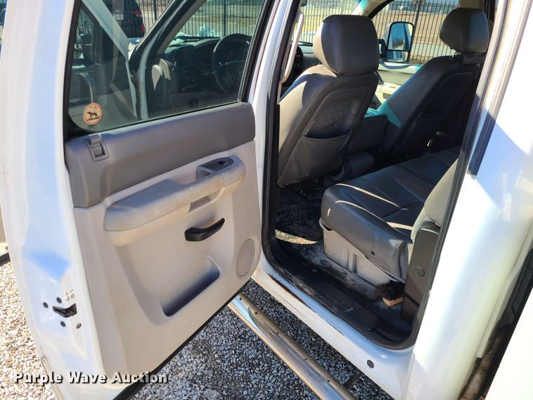 image for item JG9457 2013 Chevrolet Silverado 2500HD  Crew Cab utility bed pickup truck