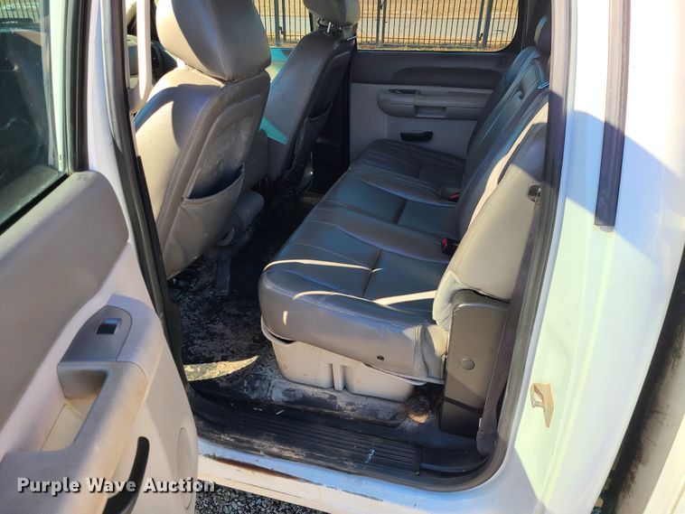 image for item JG9457 2013 Chevrolet Silverado 2500HD  Crew Cab utility bed pickup truck