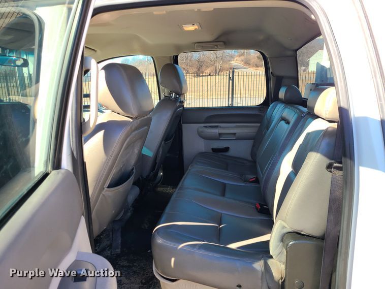 image for item JG9457 2013 Chevrolet Silverado 2500HD  Crew Cab utility bed pickup truck