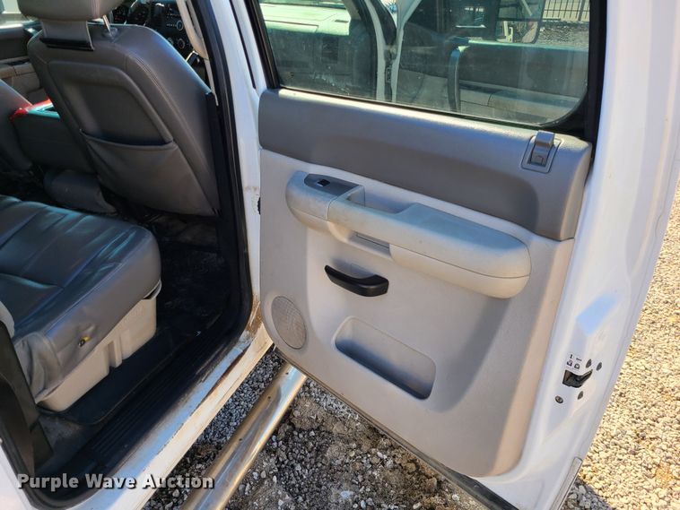 image for item JG9457 2013 Chevrolet Silverado 2500HD  Crew Cab utility bed pickup truck