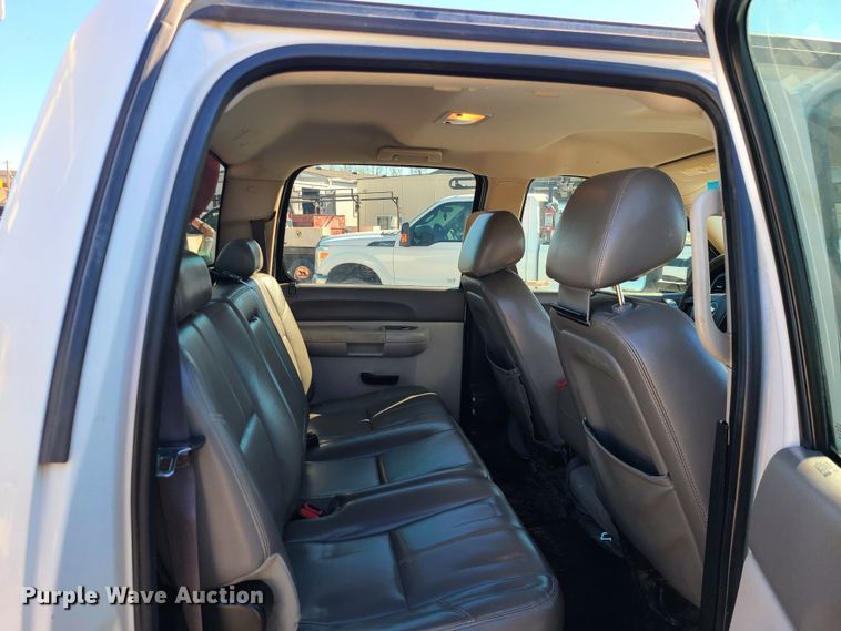 image for item JG9457 2013 Chevrolet Silverado 2500HD  Crew Cab utility bed pickup truck