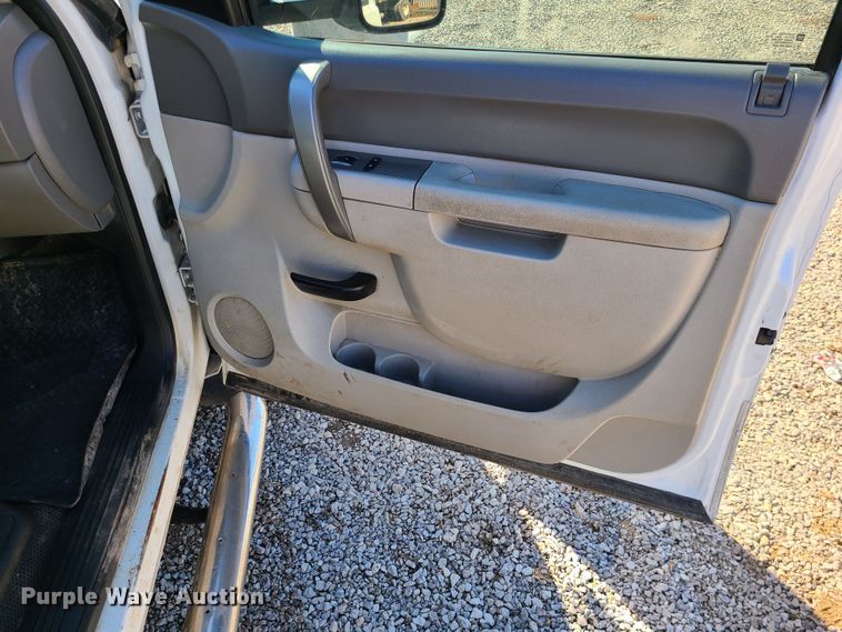 image for item JG9457 2013 Chevrolet Silverado 2500HD  Crew Cab utility bed pickup truck