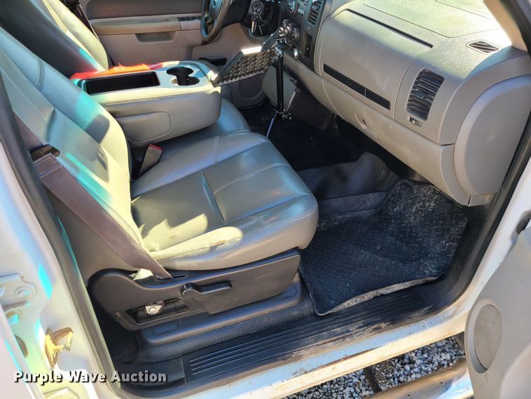 image for item JG9457 2013 Chevrolet Silverado 2500HD  Crew Cab utility bed pickup truck