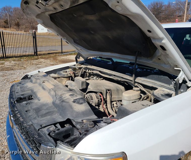 image for item JG9457 2013 Chevrolet Silverado 2500HD  Crew Cab utility bed pickup truck