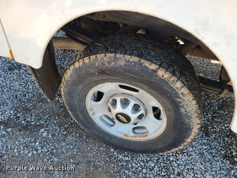 image for item JG9457 2013 Chevrolet Silverado 2500HD  Crew Cab utility bed pickup truck