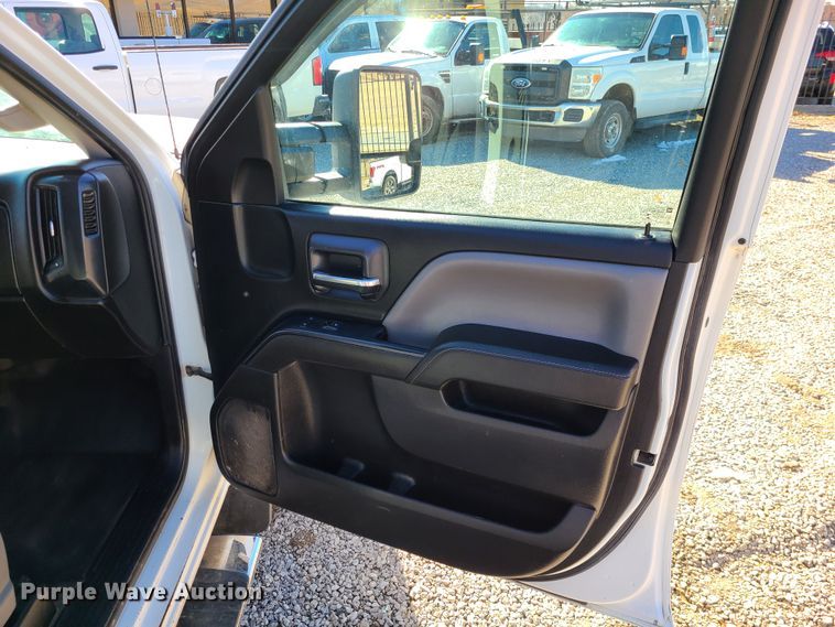 image for item JG9460 2015 GMC Sierra 3500HD  Crew Cab flatbed pickup truck