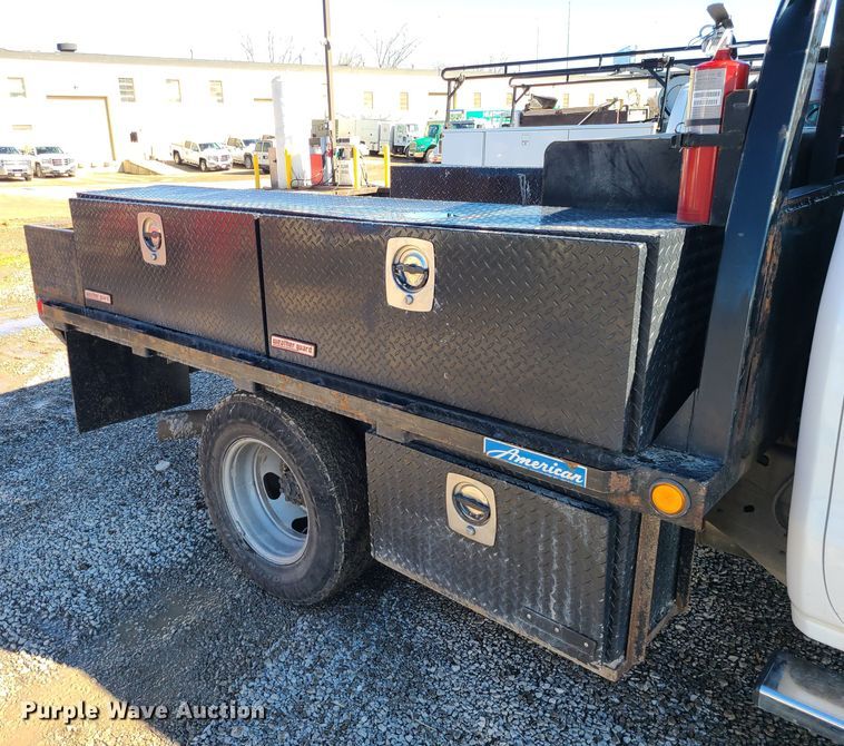 image for item JG9460 2015 GMC Sierra 3500HD  Crew Cab flatbed pickup truck