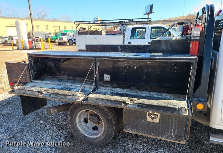 image for item JG9460 2015 GMC Sierra 3500HD  Crew Cab flatbed pickup truck