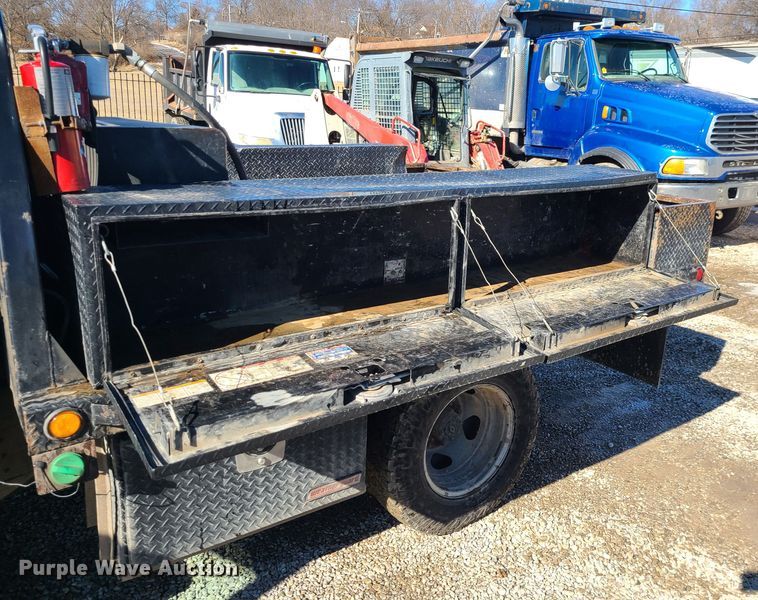 image for item JG9460 2015 GMC Sierra 3500HD  Crew Cab flatbed pickup truck