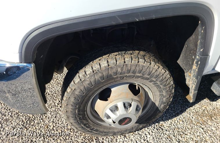 image for item JG9460 2015 GMC Sierra 3500HD  Crew Cab flatbed pickup truck