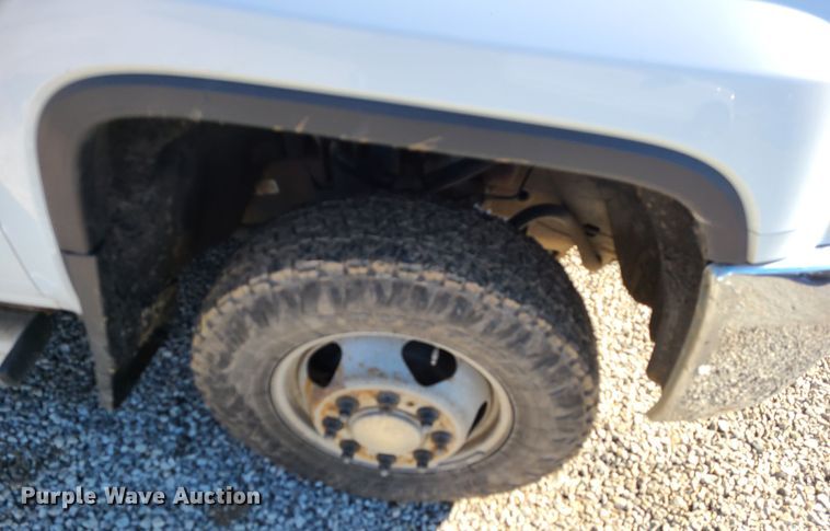 image for item JG9460 2015 GMC Sierra 3500HD  Crew Cab flatbed pickup truck