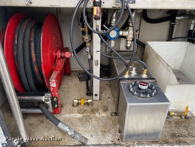 image for item JW9162 2011 Ford F750 Super Duty  fuel / lube truck