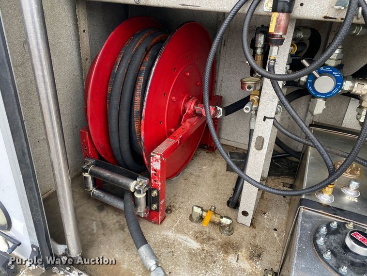 image for item JW9162 2011 Ford F750 Super Duty  fuel / lube truck