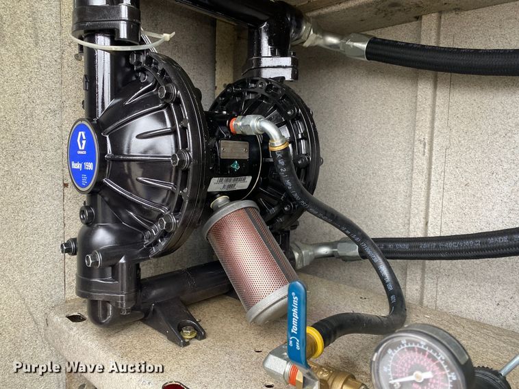 image for item JW9162 2011 Ford F750 Super Duty  fuel / lube truck