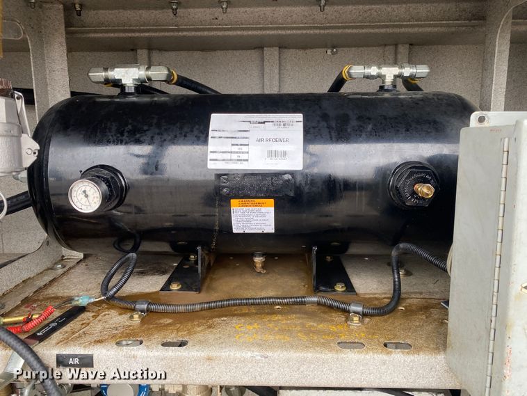 image for item JW9162 2011 Ford F750 Super Duty  fuel / lube truck