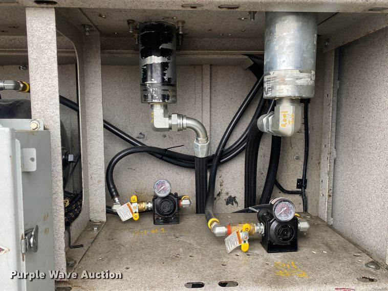 image for item JW9162 2011 Ford F750 Super Duty  fuel / lube truck