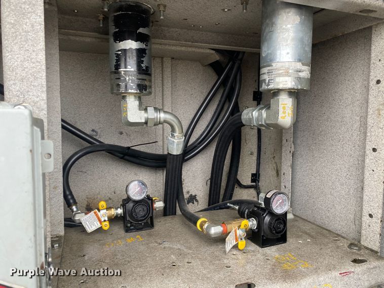 image for item JW9162 2011 Ford F750 Super Duty  fuel / lube truck