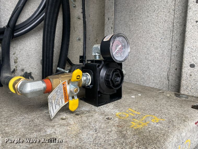 image for item JW9162 2011 Ford F750 Super Duty  fuel / lube truck