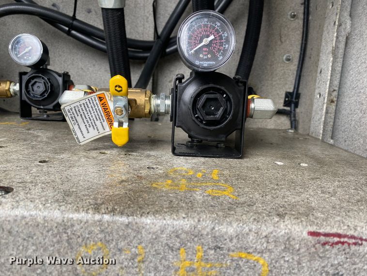 image for item JW9162 2011 Ford F750 Super Duty  fuel / lube truck