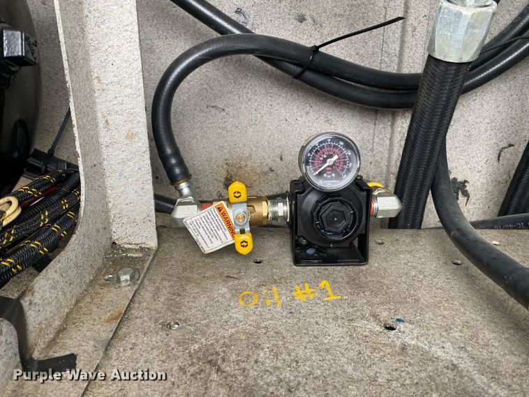 image for item JW9162 2011 Ford F750 Super Duty  fuel / lube truck