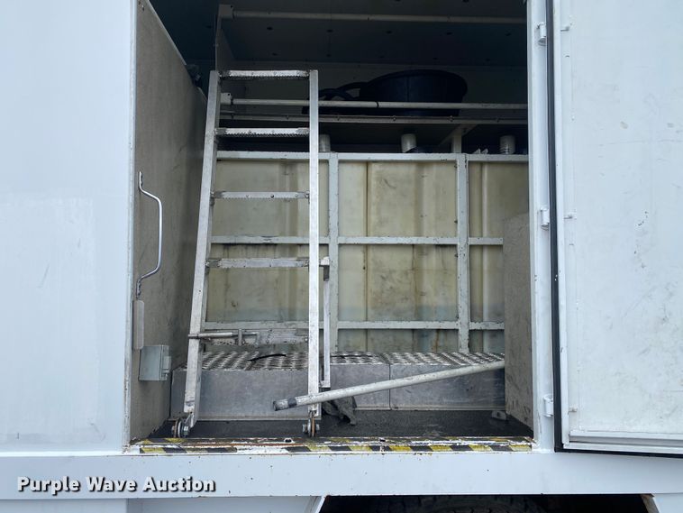 image for item JW9162 2011 Ford F750 Super Duty  fuel / lube truck