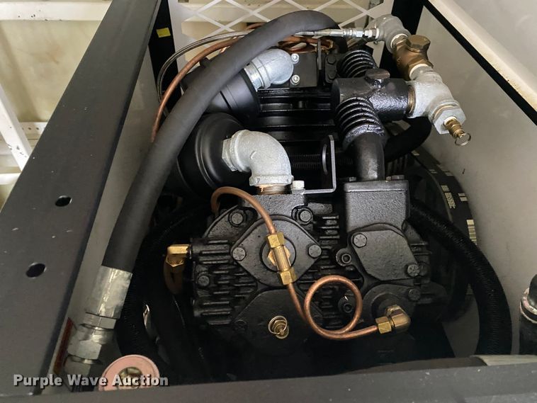 image for item JW9162 2011 Ford F750 Super Duty  fuel / lube truck