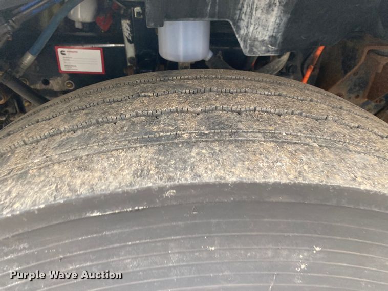 image for item JW9162 2011 Ford F750 Super Duty  fuel / lube truck