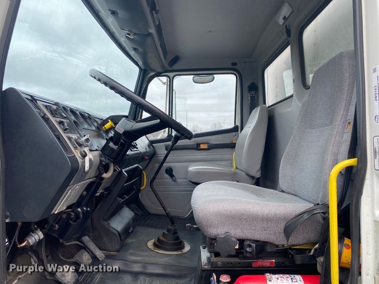 image for item JW9163 1999 Freightliner FL70  box truck