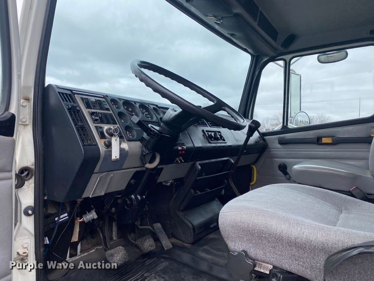 image for item JW9163 1999 Freightliner FL70  box truck