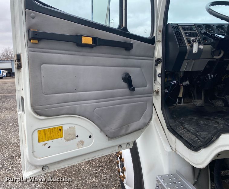 image for item JW9163 1999 Freightliner FL70  box truck