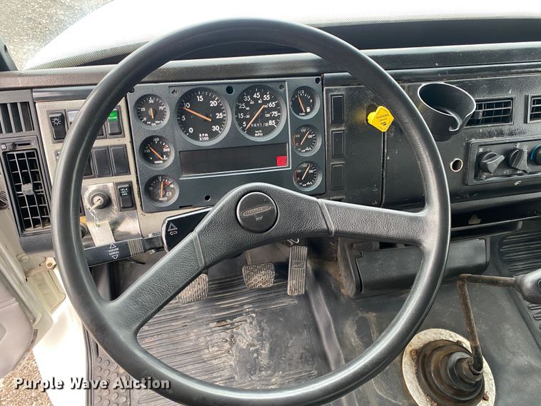 image for item JW9163 1999 Freightliner FL70  box truck