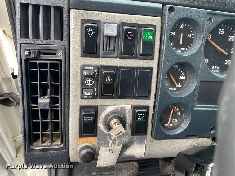 image for item JW9163 1999 Freightliner FL70  box truck