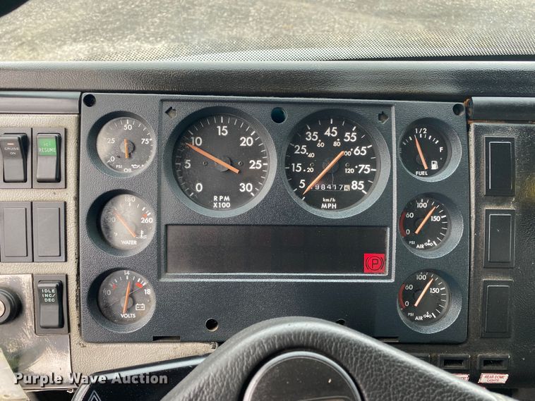 image for item JW9163 1999 Freightliner FL70  box truck