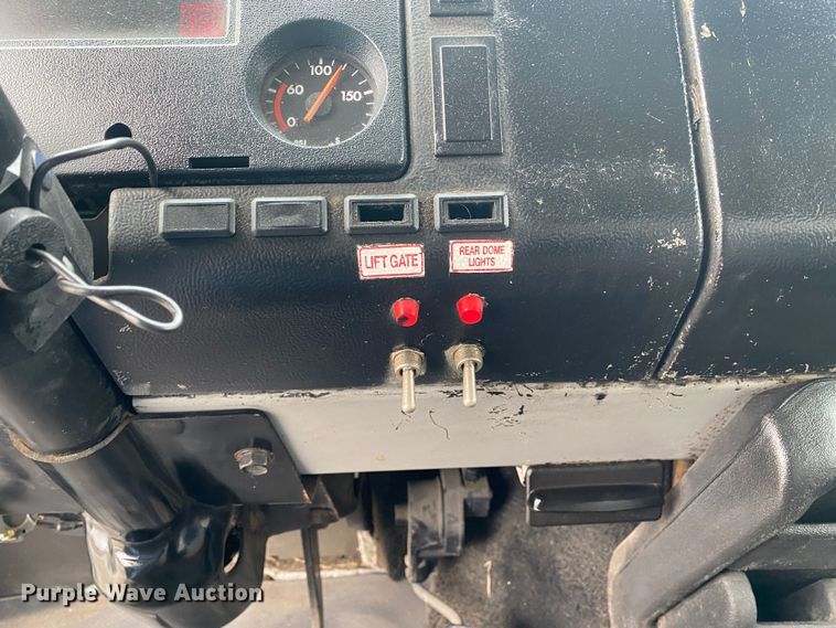 image for item JW9163 1999 Freightliner FL70  box truck