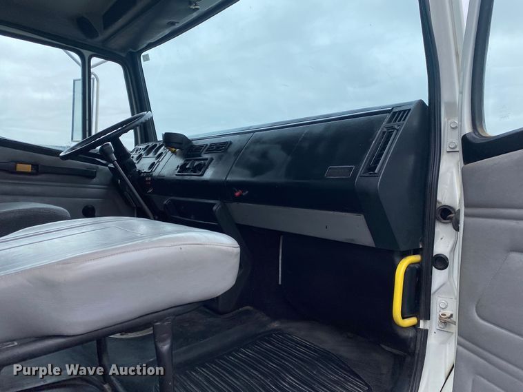 image for item JW9163 1999 Freightliner FL70  box truck
