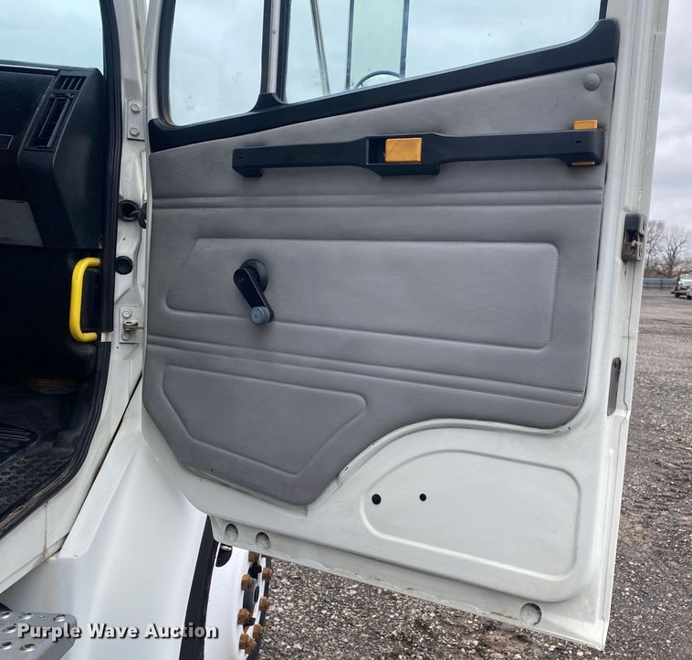 image for item JW9163 1999 Freightliner FL70  box truck