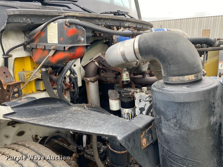 image for item JW9163 1999 Freightliner FL70  box truck