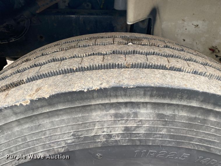 image for item JW9163 1999 Freightliner FL70  box truck