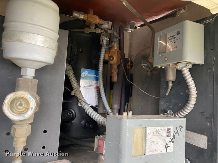 image for item JW9164 2015 Isuzu NPR  refrigerated delivery truck