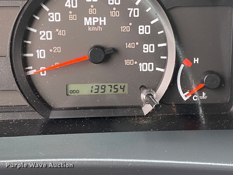 image for item JW9164 2015 Isuzu NPR  refrigerated delivery truck