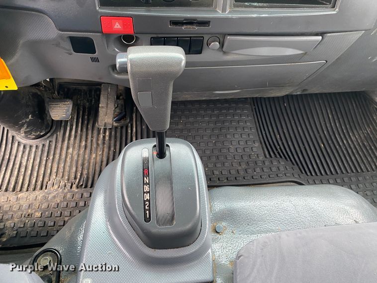 image for item JW9164 2015 Isuzu NPR  refrigerated delivery truck