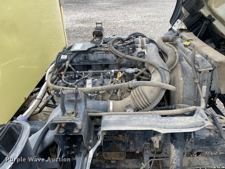 image for item JW9164 2015 Isuzu NPR  refrigerated delivery truck